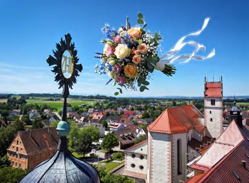 Brautstrauß vor dem Kirchturm von Reute