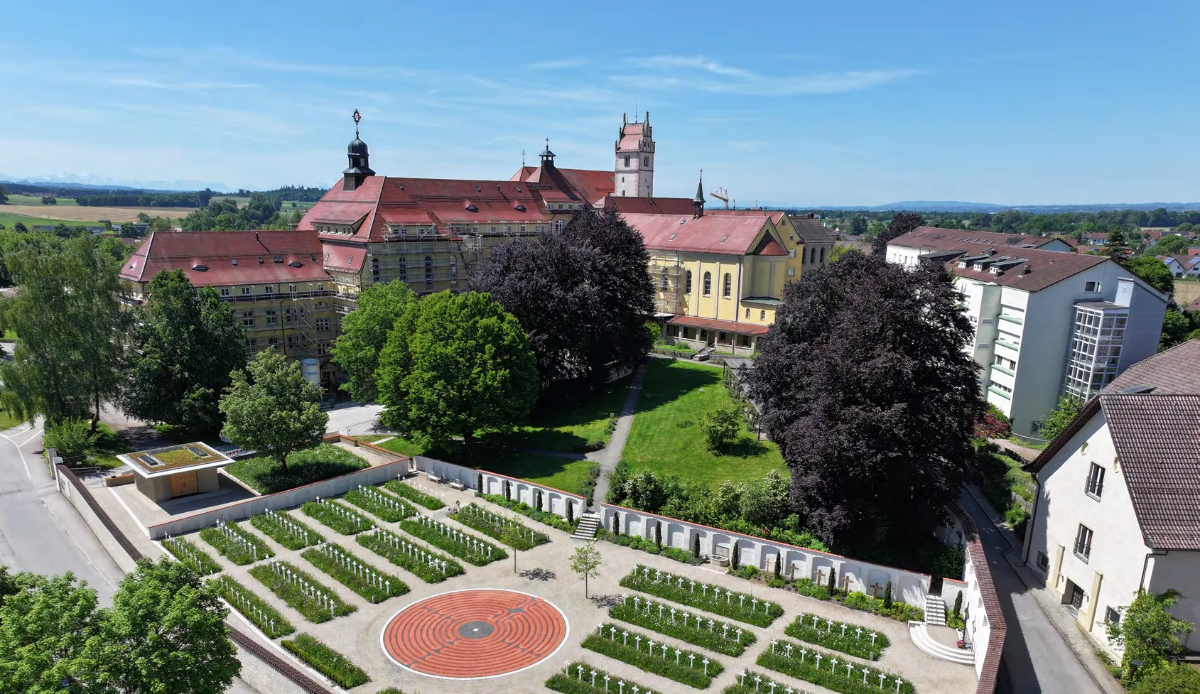 Luftbild der Klosteranlage Reute mit Kräutergarten und Labyrinth