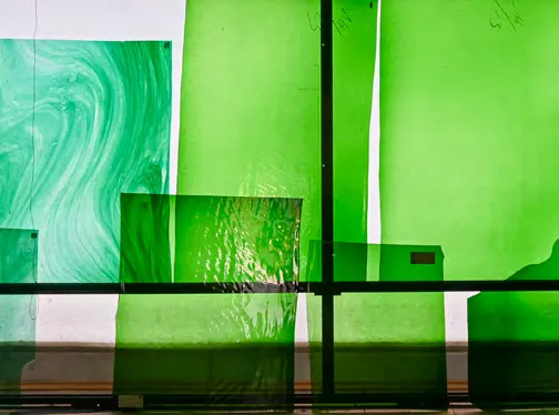 Grüne Glasfenster im Kloster