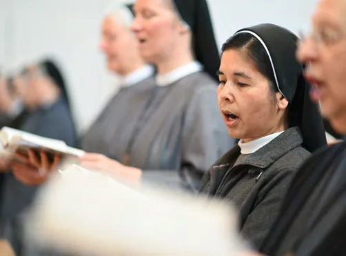 Schwestern singen gemeinsam aus dem Gesangbuch