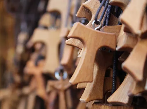 Tau-Kreuze aus Holz